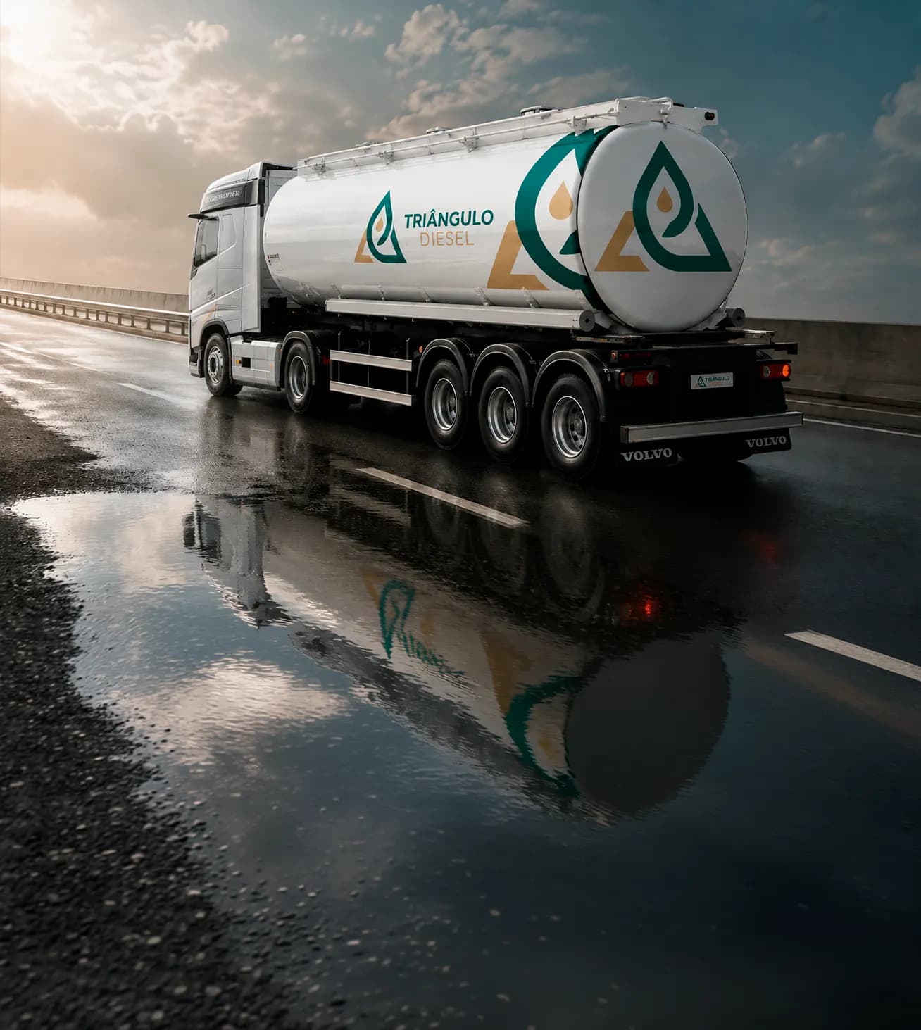 Caminhão-tanque da Triângulo Diesel em rodovia molhada ao amanhecer